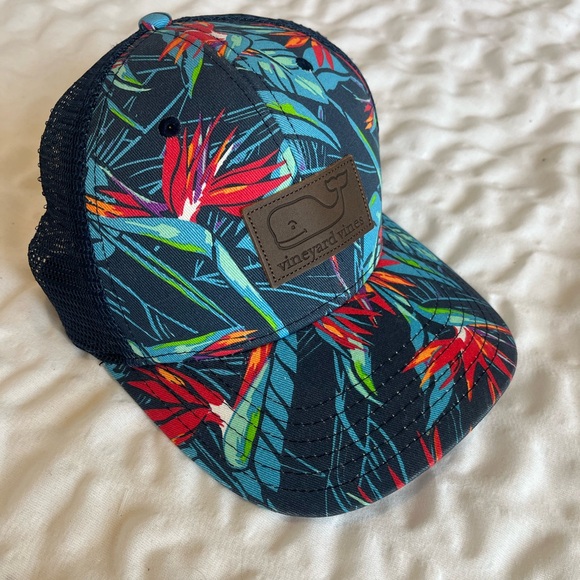 Vineyard Vines Accessories - NWOT - Vineyard Vines Tropical Print Cap